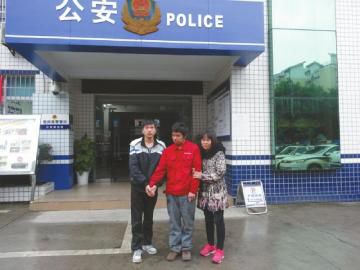 王江中和弟弟、大姑離開東南派出所前的合影。張文敏攝