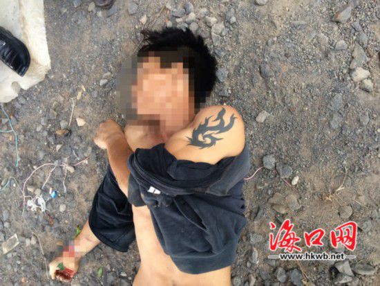 死亡的男子，左手手臂上有紋身