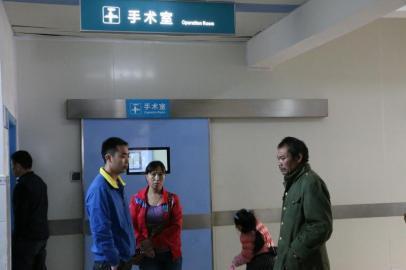 宇宇的父母和爺爺一直守候在手術(shù)室外。