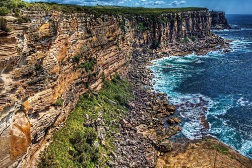 圖為英國游客看日出時摔落的懸崖。