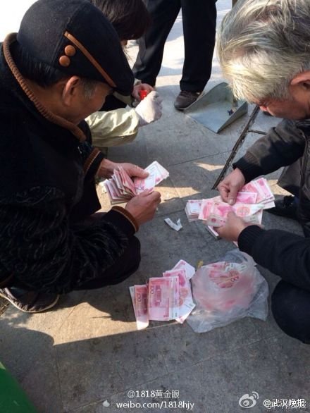 老漢悄悄取4萬元塞被子里 老伴曬被一把撒樓下 老漢悄悄取4萬元塞被子里 老伴曬被一把撒樓下