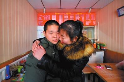 何女士找到了兒子小新后，把兒子緊緊抱在懷里。京華時報記者趙思衡攝