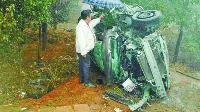 好心的路人為傷者撐傘遮雨。通訊員李鵬程 攝