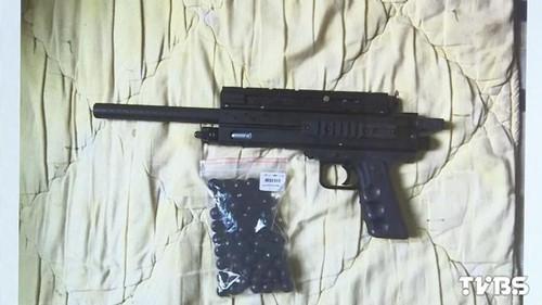 林姓男子使用的瓦斯鎮(zhèn)暴槍。圖自TVBS網站