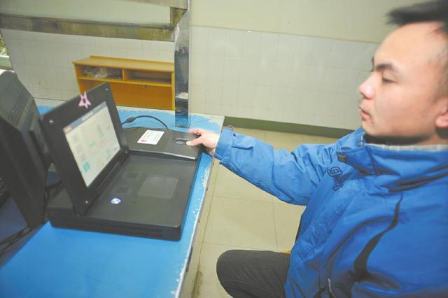 高考報名錄入指紋開始執(zhí)行,在校生由學(xué)校統(tǒng)一錄入。