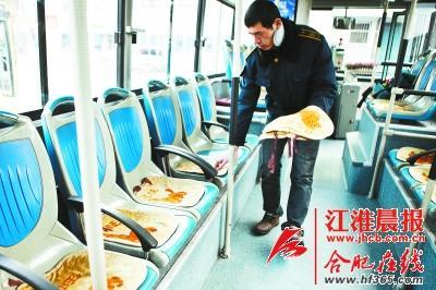 合肥公交司機(jī)自費購買《三字經(jīng)》裝飾車廂獲贊