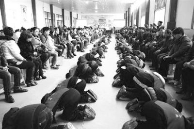 學(xué)生們在老師的指導(dǎo)下，一起給父母下跪謝恩。微博截圖