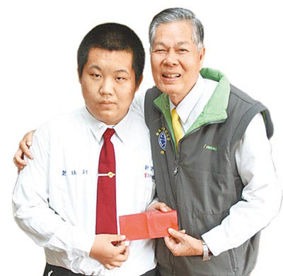 校長稱贊鄭詠釧（左）處變不驚，頒發(fā)2000元臺幣紅包“壓驚”，并記一大功。