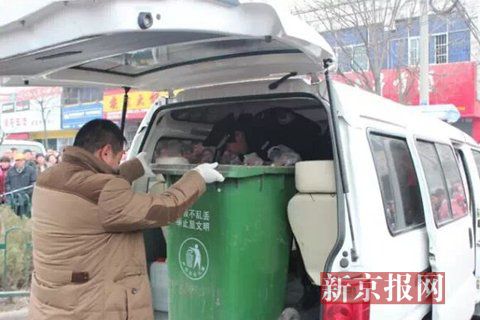 亳州路邊垃圾桶內(nèi)驚現(xiàn)碎尸。網(wǎng)友供圖