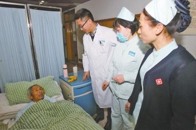 老人病治好了，可他卻一直躺在醫(yī)院的病床上。