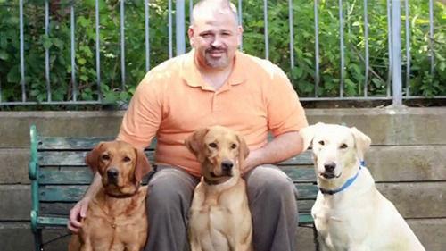 圖為吉姆和他的專業(yè)臭蟲探測犬在一起。