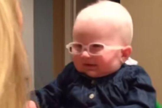 英國白化病兒童透過特制鏡片首次見親媽。