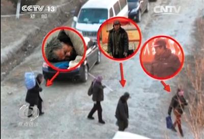 乞討完畢后，各有分工的乞討者們聚在一起，結(jié)伙回到居住地。央視截圖