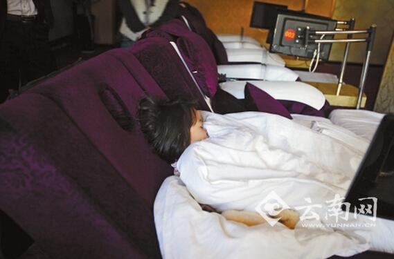 夜里，孩子就睡在沙發(fā)躺椅上。