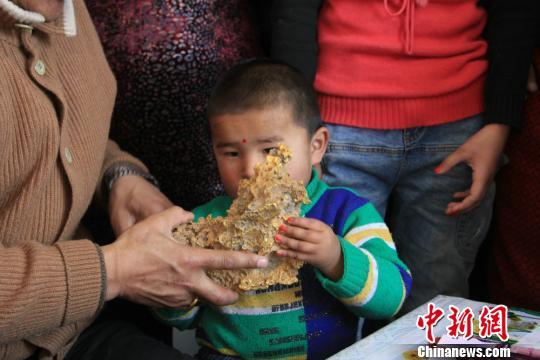 新疆青河縣一牧民上周意外撿到重7.85公斤公斤左右的一塊狗頭黃金，這塊黃金酷似中國(guó)地圖。