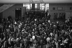 女子攜半箱飲料欲上機遭拒 喝不完分給其他旅客