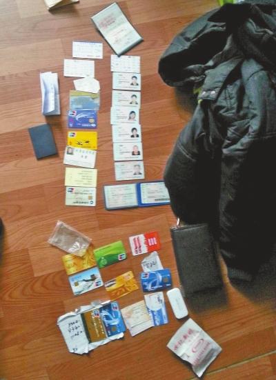 3劫匪持POS機(jī)入室搶劫取走4萬 3劫匪持POS機(jī)入室搶劫取走4萬