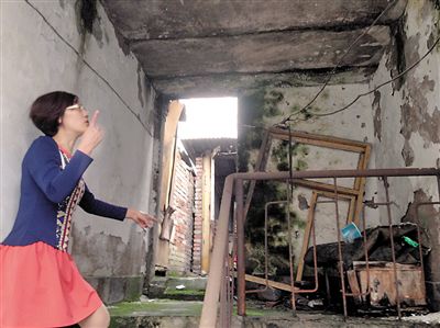 樓頂?shù)膲Ρ诒凰妹咕椴? style= 樓頂?shù)膲Ρ诒凰妹咕椴? complete=