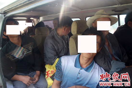 一輛8座的面包車竟然擠進17個人。