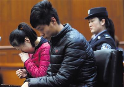 昨日，因殺死自己的親生兒子，被告人王某受審，其男友喬某則因涉嫌幫助毀滅證據(jù)罪受審。