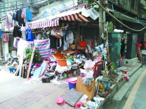 工作人員清理前，阿姨家周?chē)缟健? complete=