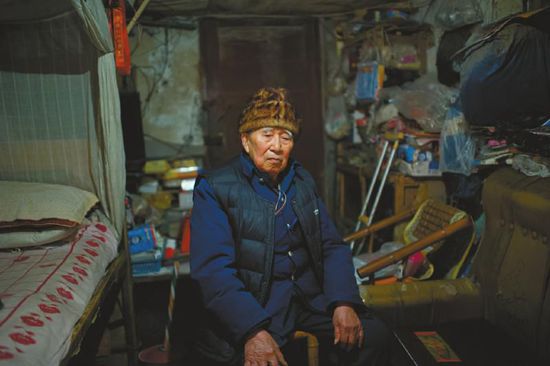 1月14日，成都五塊石車(chē)站附近，廖弟友在家接受記者采訪(fǎng)。