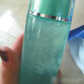 網(wǎng)友在微博上曬出的化妝品結冰圖