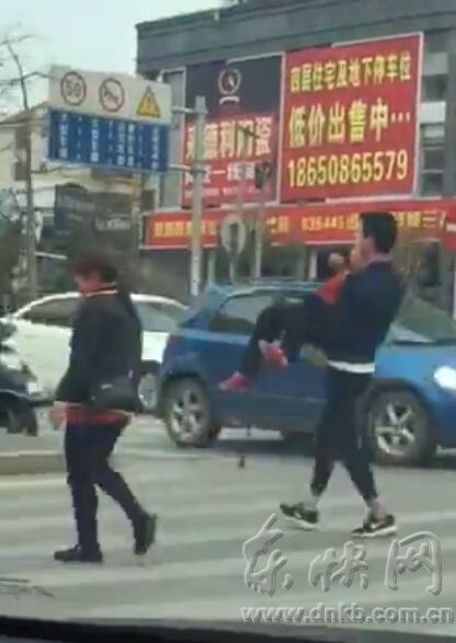 小伙抱起老人過(guò)馬路 小伙抱起老人過(guò)馬路