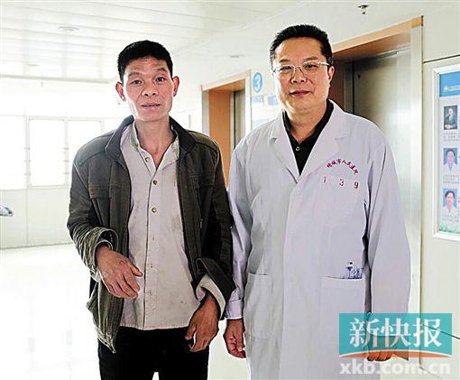 黃式水與增城區(qū)人民醫(yī)院醫(yī)生合影。 通訊員供圖