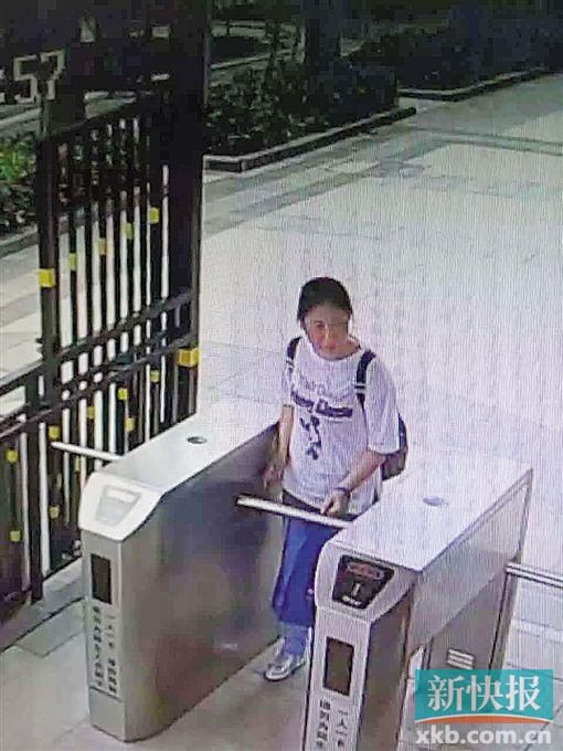 小區(qū)監(jiān)控拍到,保姆“李晴”于14日下午1時55分背著官女士的背包離開。均為當(dāng)事人供圖