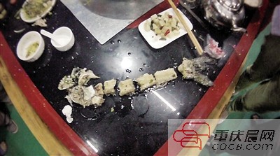 拼出魚骨，推斷魚沒有3斤8兩。 本報記者 平索茜 攝