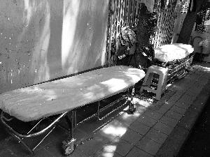 天壇醫(yī)院外商販出租的床，一天350元。汪慧賢/攝