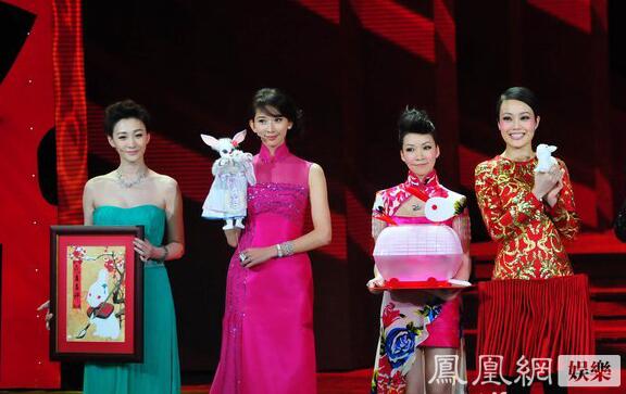 一直覺(jué)得長(zhǎng)得奇怪的景甜，跟劉天仙的合影，竟然還不錯(cuò)。