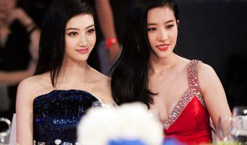 除了白，在合影中還有另外一個(gè)制勝法寶，就是——高。