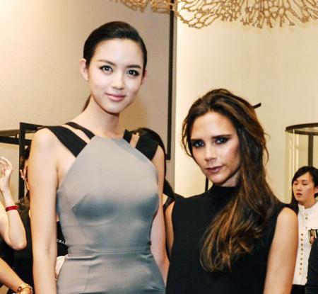 你說(shuō)那是因?yàn)樨惿┨冢磕俏覀儞Q個(gè)人看看？