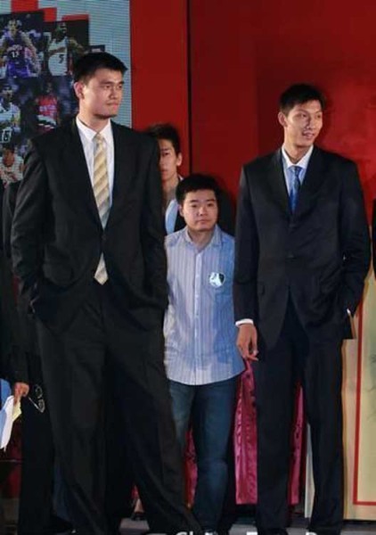 鄧超夫婦以及于嘉、林書豪，放在人群里都是不錯(cuò)的身高，顯然，他們選錯(cuò)了參照物。