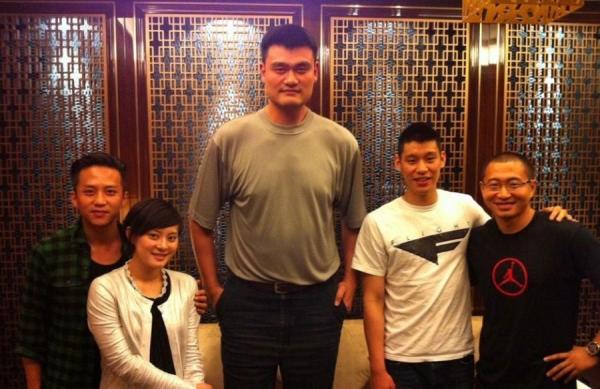 姚明+曾志偉，心疼兩人的脖子……