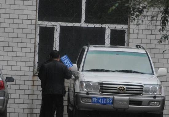 程父與程的“司機(jī)”在居住小區(qū)內(nèi)將黑AB0040車牌更換為黑M41899車牌，倆車牌號(hào)均為空號(hào)