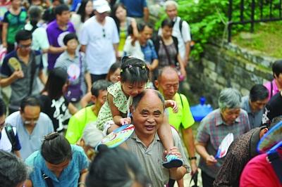 　　昨天不少老人帶著孫子孫女參加活動,明城墻對南京人而言,更多的是一種傳承。