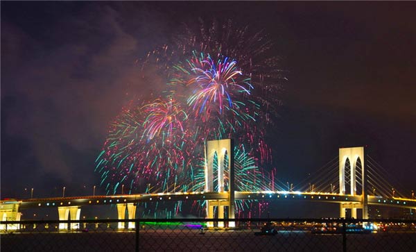 不要溫和地走進(jìn)那個(gè)良夜 因?yàn)橐固溃? width=