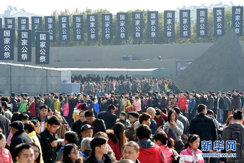 12月14日,參觀者在南京大屠殺遇難同胞紀(jì)念館參觀?！　⌒氯A社記者孫參攝