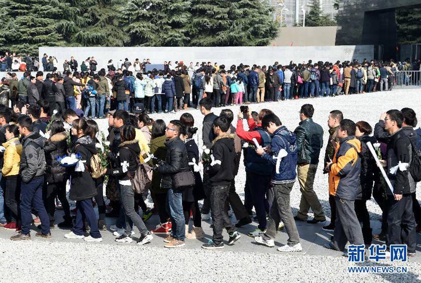  12月14日,參觀者在排隊進(jìn)入紀(jì)念館展館參觀。新華社記者孫參攝