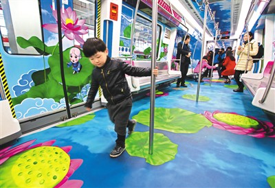 圖為試乘乘客流連忘返。