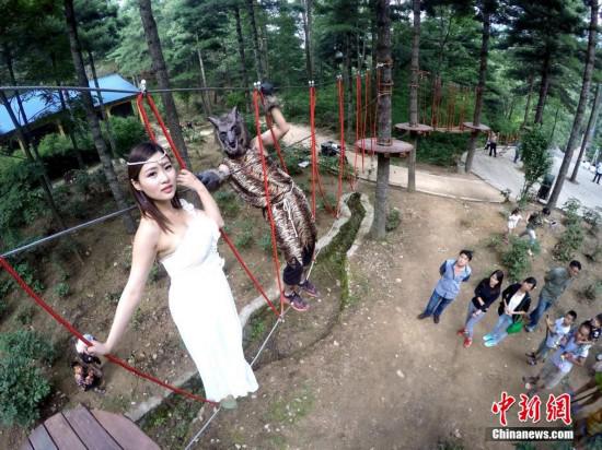 “野獸”叢林里狂追美女 白云山叢林挑戰(zhàn)賽亮點(diǎn)紛呈 “野獸”叢林里狂追美女 白云山叢林挑戰(zhàn)賽亮點(diǎn)紛呈