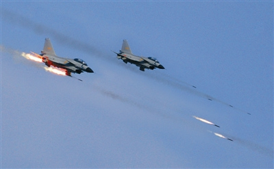 戰(zhàn)機(jī)對(duì)地攻擊。劉應(yīng)華攝