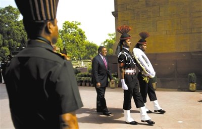 　　6日，帕內(nèi)塔在新德里。他在印度訪問時(shí)稱，美國愿意為印度提供最先進(jìn)的武器