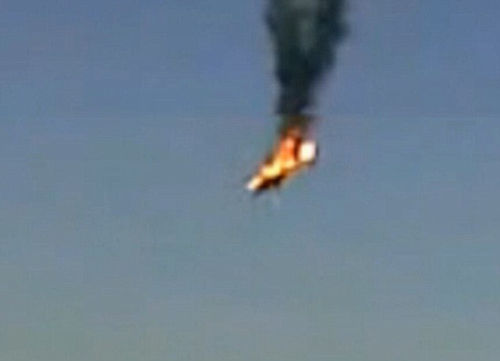 照片顯示直升機在空中被火箭擊中著火，然后墜落地面