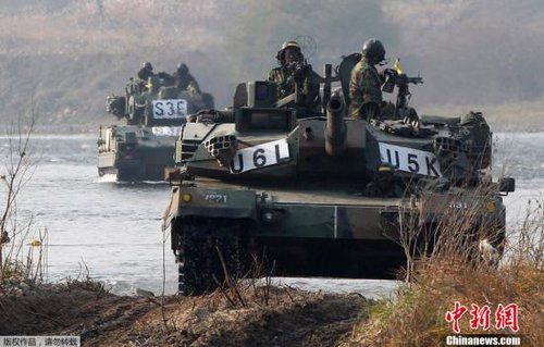 　資料圖：2011年11月2日，韓國(guó)軍隊(duì)在首爾東南100公里的驪州進(jìn)行軍事演習(xí)。