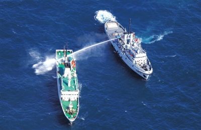 昨日，東海某海域，東海艦隊(duì)拖船使用高壓水炮為地方執(zhí)法船滅火