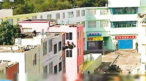 解放軍駐港部隊(duì)從屋頂游繩攻入建筑物。圖片來(lái)源：香港《文匯報(bào)》